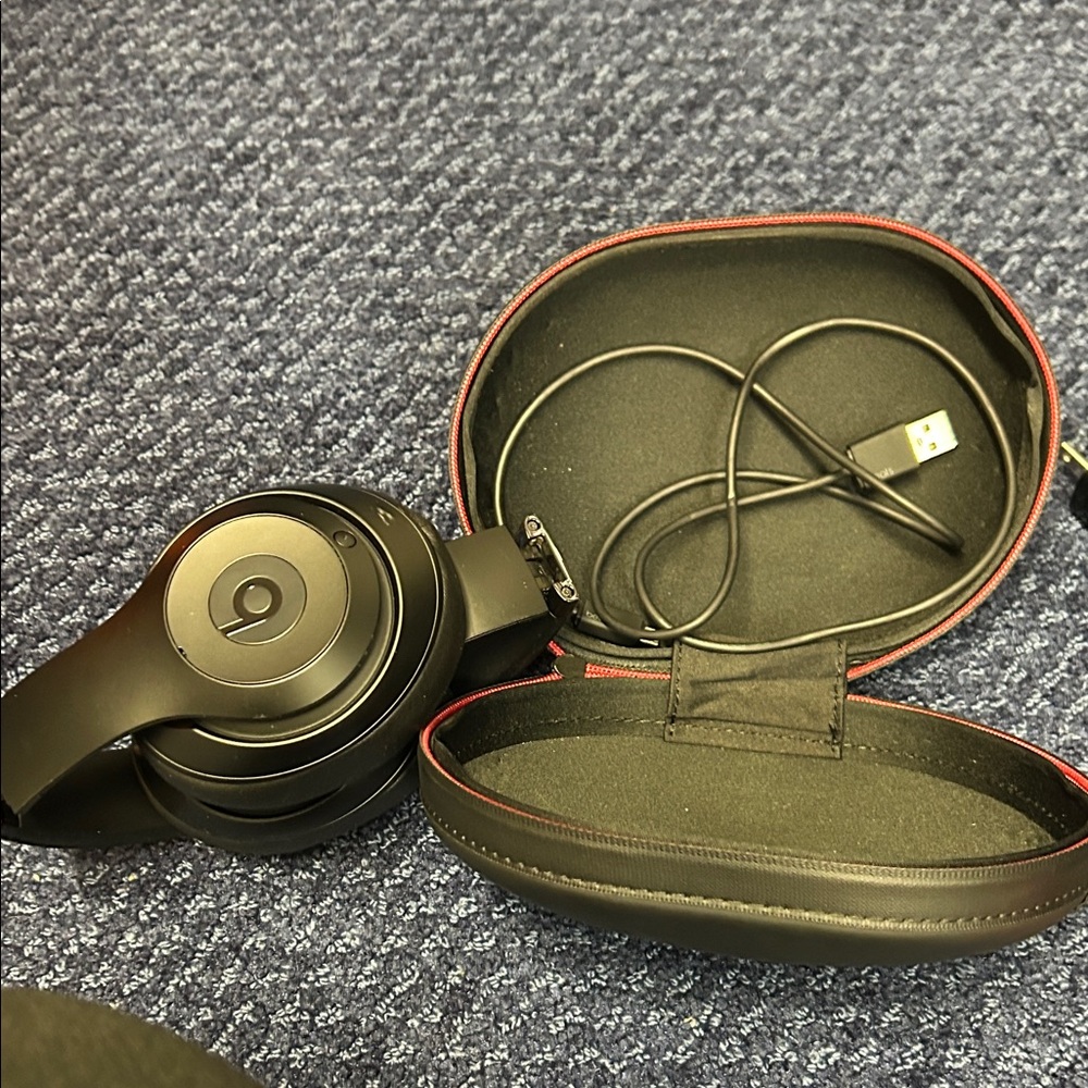 Beats by Dre Black Over-Ear Headphones wireless connectivity